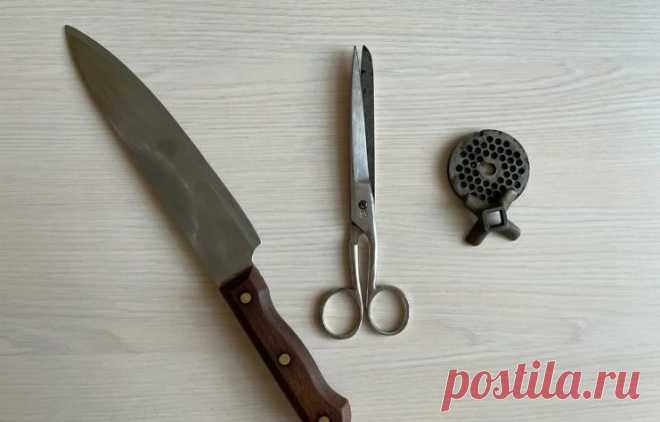 Пару минут и на кухне все острое. Точим ножницы, терку и мясорубку подручными средствами  Гораздо удобнее готовить, когда все необходимые инструменты в рабочем состоянии. Поэтому нужно стараться держать их заточенными всегда. Это совсем не сложно. Не нужно никаких особых инструментов для...