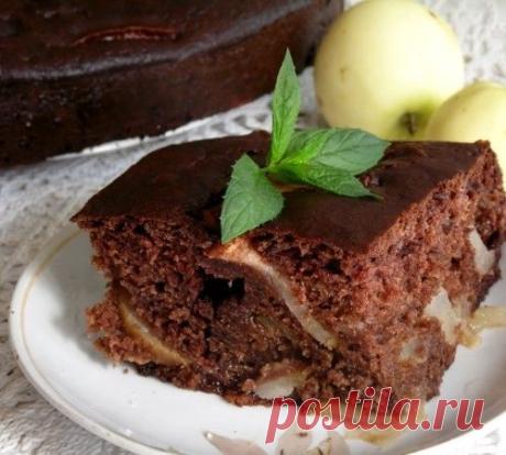Шоколадная шарлотка с яблоками
