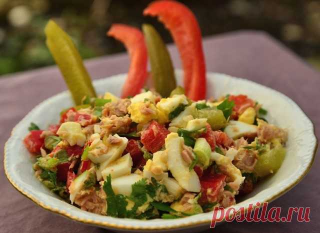 «Салат с тунцом от Лены Запасской»

Автор варианта приготовления © Лена Запасская, Яффо, Израиль
Салат «туна» – это народное израильское блюдо, почти как оливье был для советского человека, но этот салат не обязательно для праздничного стола, а для обеда на работе. Это перекус для проголодавшегося человека.
Измельчаем и перемешиваем следующие ингредиенты:
2 порубленных сваренных вкрутую яйца, банка консервированного тунца (в масле или в соусе без масла), половина мелко пор...