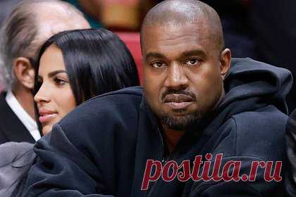 Канье Уэста обругали в сети за выступление в капюшоне в стиле ку-клукс-клана. Поклонники обругали американского рэпера Канье Уэста за выступление в необычном образе. 46-летний артист появился на вечеринке, на которой он презентовал свой новый музыкальный альбом «Vultures» («Стервятники»). Знаменитость вышел на сцену в капюшоне в стиле радикальной организации ку-клукс-клан (ККК).