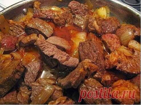 Вкусный, домашний гуляш 

Ингредиенты:
- мясо (говядина или свинина) - 500 г, 
- лук репчатый - 2 шт, 
- мука - 1 ст. ложка, 
- томатная паста - 3 ст. ложки, 
- соль, перец, лавровый лист, зелень. 

Приготовление:
Мясо вымыть, обсушить и нарезать кубиками. 
Лук мелко порезать. В глубокой сковороде разогреть масло и обжарить мясо на сильном огне ~5 минут. Добавить к мясу лук и жарить, периодически помешивая, ~5-7 минут на среднем огне. 
Мясо посолить, поперчить, посыпать му...