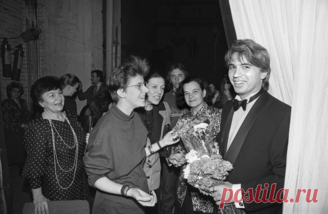 Дмитрий Хворостовский принимает поздравления от своих поклонников после концерта в Театре оперы и балета в Красноярске, 1990 год.  © Владимир Медведев/ТАСС.  Подробнее на ТАСС: 
http://tass.ru/info/4646997  |  Биография Дмитрия Хворостовского - Биографии и справки - ТАСС