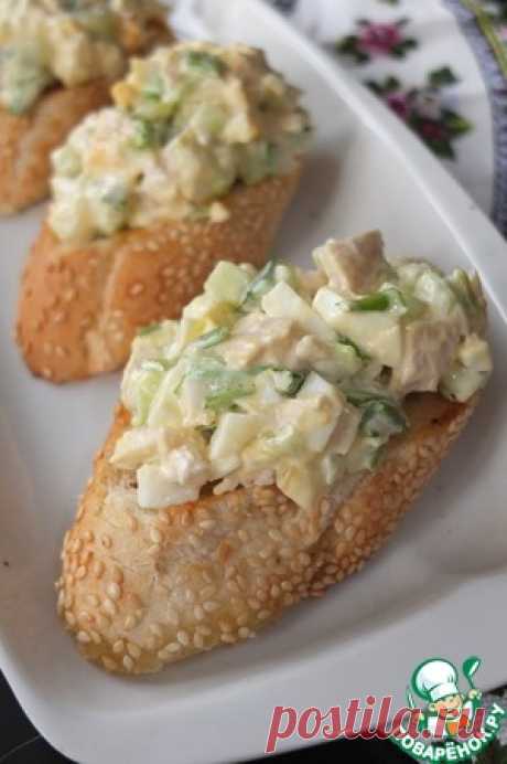 Куриный салат на чесночных гренках - кулинарный рецепт