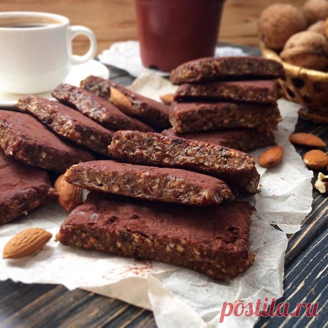 Полезные конфеты Bon Appetit | Лучшие рецепты: Полезные конфеты.Ингредиенты:Финики (вес без косточек) — 200 гИзюм — 100 гЧернослив — 50 гОрехи ...