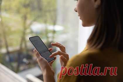 Россиянам посоветовали не пересылать в мессенджерах один тип фотографий. Фотографии документов, пересылаемые пользователи в мессенджерах, могут стать добычей киберпреступников. Об этом в беседе с «Лентой.ру» рассказала пиар-директор Rakuten Viber в России и странах СНГ Мила Рогулина, которая посоветовала россиянам удалять всю персональную информацию из переписок.