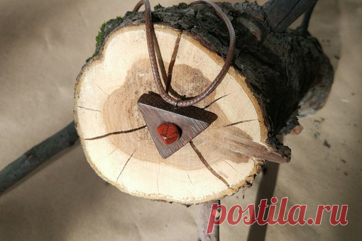 Кулон из перуанского ореха с камушком. Каким именно честно не помню)