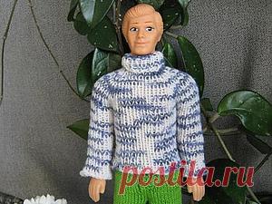 Вяжем свитерок для куклы Кен, тильдочек, интерьерных и текстильных кукол Свитерок называется 'Знакомый' потому, что многие посетители Ярмарки мастеров видели этот свитерок на обложке книги Елены Войнатовской. А у меня этот свитерок был для Кена. В принципе вязание методом реглан пойдет для любой куклы, в том числе - интерьерной - просто чаще примеряем. Фото с разрешения Лены. Вот этот свитерок и вяжем. Для вязания свитерка надо: спицы №2,5, крючок - хвостики прятать,…