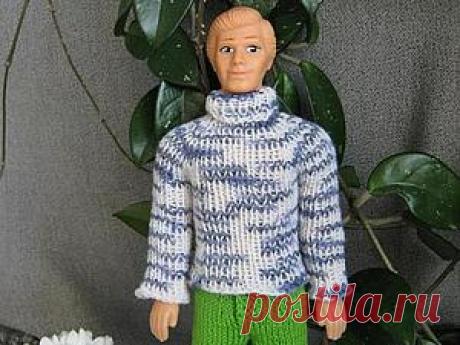 Вяжем свитерок для куклы Кен, тильдочек, интерьерных и текстильных кукол Свитерок называется 'Знакомый' потому, что многие посетители Ярмарки мастеров видели этот свитерок на обложке книги Елены Войнатовской. А у меня этот свитерок был для Кена. В принципе вязание методом реглан пойдет для любой куклы, в том числе - интерьерной - просто чаще примеряем. Фото с разрешения Лены. Вот этот свитерок и вяжем. Для вязания свитерка надо: спицы №2,5, крючок - хвостики прятать,&hellip;