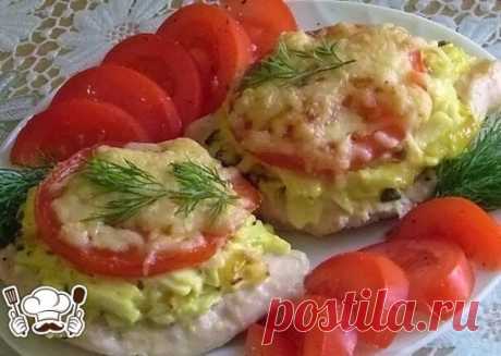 "Мясо с овощами"
Ингредиенты:
- Кабачок-1 небольшой,
- Лук репч.-1 шт.
- Чеснок-2 зубч.
- Зелень,
- Майонез-1 стол.л.
- Мясо-500 гр.
- Соль,перец.
- Помидор-2 шт.
- Сыр(тёртый)-50 гр.
Приготовление:
1.Лук обжарить+кабачок(соломкой)+чеснок+зелень+майонез.
2.Мясо нарезать порц. кусочками,отбить.Кусочки выложить на смаз.противень,сверху начинку,затем кружочек Помидорки и сыр.
3. Запекать при 200*-25 минут.