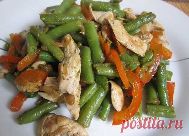 Тёплый салат с курицей, перцем и стручковой фасолью 

Ингредиенты: 
-500 гр стручковой фасоли (замороженная) 
-1 красный перец 
-1 луковица 
-250 гр куриного филе 
-растительное масло для жарки 
Для заправки: 
-50 мл горячей воды 
-2-3 ст.л. бальзамического уксуса (или 50/50 с соевым соусом) 
-1 пакетик приправы для салатов с укропом (если нету, то солим, перчим и добавляем сухой укроп) 

Приготовление: 
Отварить фасоль в подсолённой воде пару минут, она должна оставаться ...