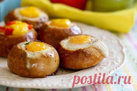 Булочки с яйцом.