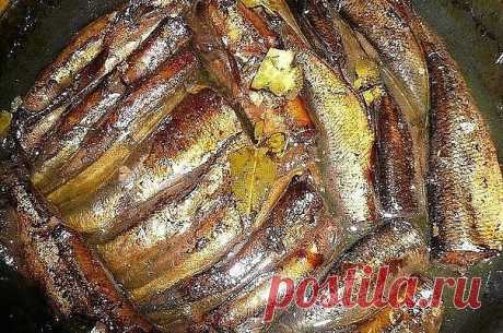Скажу сразу, по вкусу получается ну ни капли не отличимо от магазинных шпрот. 
 
1 кг рыбы (килька, мойва). 
Для заливки на 1 кг рыбы: 
2 горсти луковой шелухи (она дает и цвет и подкопченый вкус. И заметьте, без всякого копчения, жидкого дыма и канцерогенов!), 
1 столовая ложка соли, 
1 чайная сахара, 
1 стакан очень крепкой чайной заварки, 
неполный стакан растительного масла, 
7 лавровых листьев, несколько горошин черного перца. 
 
Рыбку необходимо почистить и промыть, ...