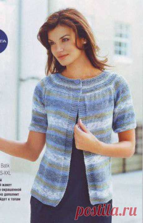 Жакет с круглой кокеткой спицами связанный из меланжевой пряжи