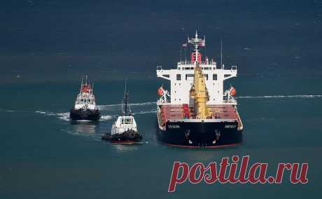 Два нефтяных танкера столкнулись в Оманском заливе у берегов ОАЭ. В Оманском заливе недалеко от якорной стоянки Хор Факкан, которая принадлежит Объединенным Арабским Эмиратам (ОАЭ), столкнулись два нефтяных танкера, сообщает сервис по отслеживанию передвижений судов Marinetraffic в соцсети Х (экс-Twitter).