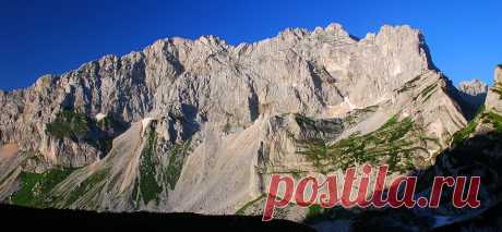 Фејсбук

Impressive SOA NEBESKA wall which create three peaks - Bezimeni Vrh 2487m, Bobotov Kuk 2523 and Đevojka 2440m.