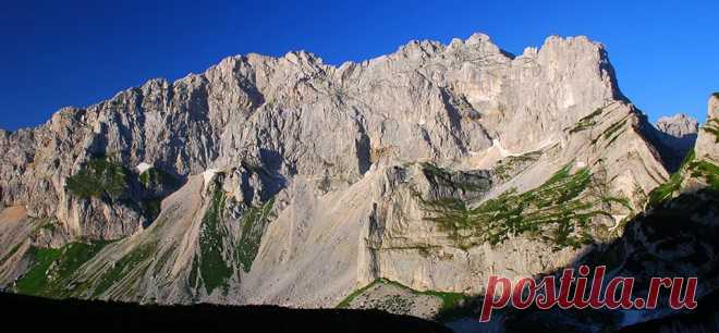 Фејсбук

Impressive SOA NEBESKA wall which create three peaks - Bezimeni Vrh 2487m, Bobotov Kuk 2523 and Đevojka 2440m.