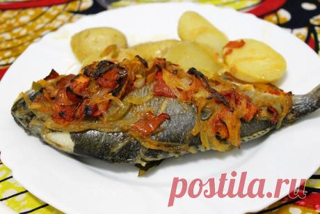 Дорада с овощами
Дорада с картофелем, репчатым луком, сладким перцем и помидорами.