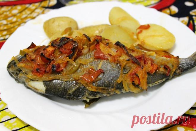 Дорада с овощами
Дорада с картофелем, репчатым луком, сладким перцем и помидорами.