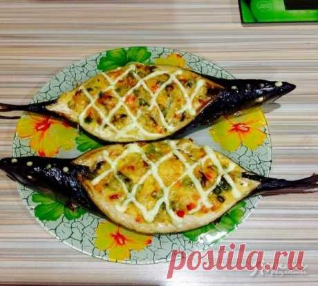 Скумбрия с овощами.

Нежнейшая, сочная и ароматная скумбрия, запеченная со сливками, фаршированная овощами и грибами, под вкусной, румяной сырной корочкой. 

Ингредиенты: 

Ингредиенты: 

свежемороженая не потрошеная или свежая скумбрия, 
луковица, 
любые овощи (можно замороженную смесь, я использовала цветную капусту, стручковую и белую фасоль), 
100 мл. 20%-ных сливок, 
шампиньоны, 
50-70 гр. сыра, 
1-2 ст.л. лимонного сока, 
сливочное масло, 
зелень, соль, перец – по вк...
