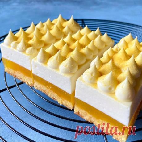 Автор - https://instagram.com/ketbakery?utm_medium=copy_link
・・・
Рецепт лёгкого, вкусного пирожного «Морковь-цитрус».
Рецепт рассчитан на форму 20 на 20 см, высота 5 см.
Бисквит.
Молоко - 50 гр.
Мука - 200 гр.
Разрыхлитель - 2 ч.л.
Сливочное масло - 90 гр.
Сахар - 80 гр.
Яйца - 2 шт.
Кокосовая стружка - 20 гр.
Морковь - 50 гр.
Ананас (в виде пюре) - 50 гр.
Поставить разогреваться духовку до 175-180 градусов.
Взбить масло🧈 и сахар до пышности и посветления, добавить по о...