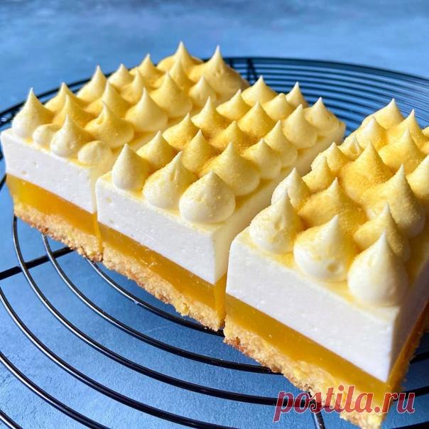 Автор - https://instagram.com/ketbakery?utm_medium=copy_link
・・・
Рецепт лёгкого, вкусного пирожного «Морковь-цитрус».
Рецепт рассчитан на форму 20 на 20 см, высота 5 см.
Бисквит.
Молоко - 50 гр.
Мука - 200 гр.
Разрыхлитель - 2 ч.л.
Сливочное масло - 90 гр.
Сахар - 80 гр.
Яйца - 2 шт.
Кокосовая стружка - 20 гр.
Морковь - 50 гр.
Ананас (в виде пюре) - 50 гр.
Поставить разогреваться духовку до 175-180 градусов.
Взбить масло🧈 и сахар до пышности и посветления, добавить по о...