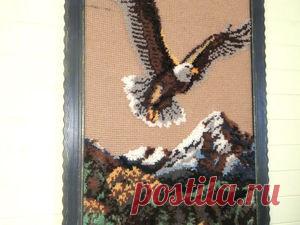Создаем картину с 3D-эффектом поверх тунисского вязания. Ковровая техника Считается, что парящий орел над горами приносит успех в бизнесе. Вот и мне захотелось повесить подобное изображение на стену за своим рабочим креслом (как говорится, все средства хороши). Маленькая картинка меня не впечатляла — очень хотелось большую, уютную и эффектную. Расскажу, что я придумала и как это сделала — надеюсь, мой опыт пригодится! По ходу мастер-класса покажу, из какого материала и…