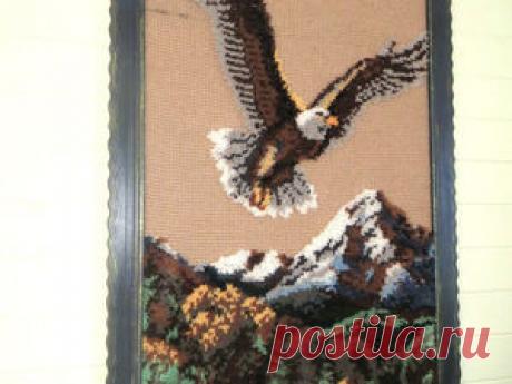 Создаем картину с 3D-эффектом поверх тунисского вязания. Ковровая техника Считается, что парящий орел над горами приносит успех в бизнесе. Вот и мне захотелось повесить подобное изображение на стену за своим рабочим креслом (как говорится, все средства хороши). Маленькая картинка меня не впечатляла — очень хотелось большую, уютную и эффектную. Расскажу, что я придумала и как это сделала — надеюсь, мой опыт пригодится! По ходу мастер-класса покажу, из какого материала и&hellip;