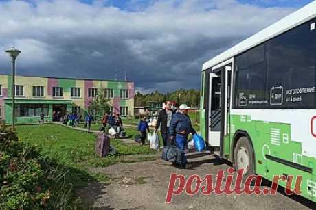 Власти рассказали о вывозе мигрантов из общежития в Подмосковье после убийства. Советник главы Сергиево-Посадского округа Подмосковья Антон Емелин рассказал о вывозе мигрантов из общежития села Бужаниново после резонансного убийства местной жительницы. «У жителей требование одно — чтобы мигранты не проживали в здании общежития. Это требование выполнено. Мигрантов всех увезли», — сказал он.