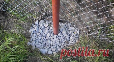 Установка столбов для забора без бетонирования: как укрепить запорный столб Виды опорных элементов для забора, расстояние между столбами. Какие существуют способы монтажа столбов для забора. Установка столбов для забора без бетонирования.