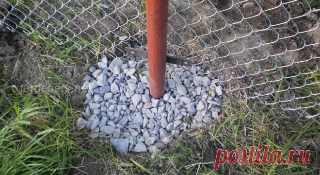 Установка столбов для забора без бетонирования: как укрепить запорный столб Виды опорных элементов для забора, расстояние между столбами. Какие существуют способы монтажа столбов для забора. Установка столбов для забора без бетонирования.