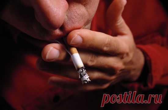 Заговор от табакокурения.

Даже если в заговоре не указано время исполнения ритуала, то совершайте его на убывающей луне.
•  Возьмите, не спрашивая у курящего, из пачки сигарету. Листья от использованного банного веника, высушив, подожгите. Держите сигарету прямо над дымом от листьев и читайте заговор.
В аду у дьявола дым валит, у раба (имярек) по дыму душа не болит. Когда только сатана ангела обманет, тогда только раб (имярек) курить снова станет. Аминь. 
После прочтения