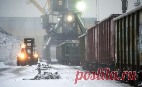 РЖД отказались быть «цербером» железной дороге. Ситуация с брошенными вагонами на путях заставила РЖД разработать новые правила перевозки смерзающихся грузов. Ей надоело быть «цербером», поэтому в решении проблемы должны активнее участвовать порты, считает замглавы компании