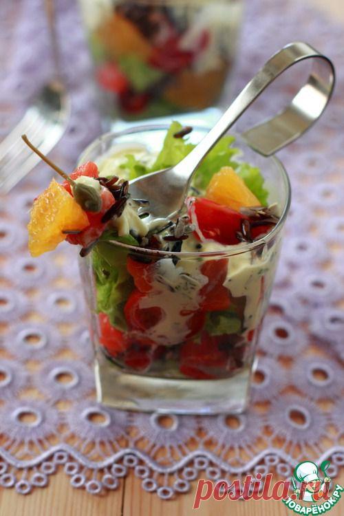 Рисовый салат с копченой форелью и домашним соусом тартар.