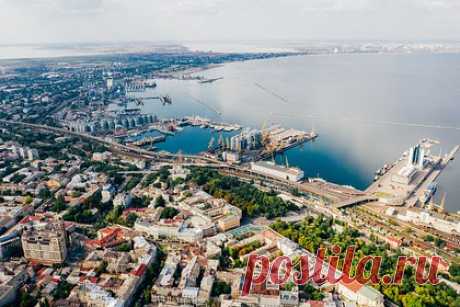 В Одессе педагога художественного училища уволили из-за преподавания на русском. 82-летнего педагога Одесского театрально-художественного училища уволили из-за преподавания на русском языке. Сообщается, что один из учеников учреждения отказался изучать произведения русских композиторов Чайковского и Рахманинова, а также пожаловался руководству училища на то, что педагог преподает на русском.