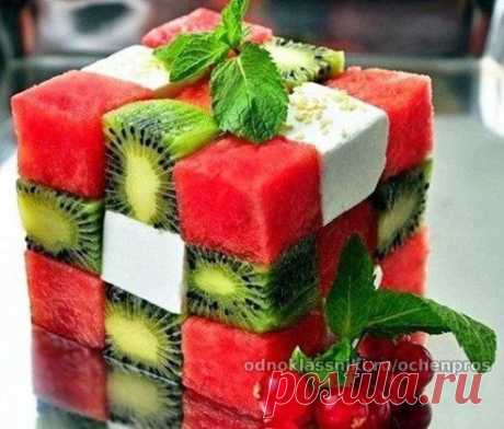 Оригинально поданный фруктовый салат (арбуз, киви, кусочки Болгарского сыра, мята)