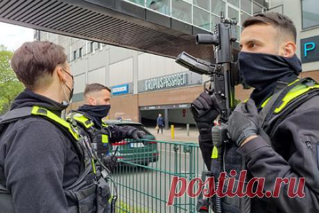 Британца задержали по подозрению в шпионаже на Россию. Гражданина Великобритании задержали в Германии по подозрению в шпионаже на Россию. 10 августа сотрудники Федерального управления уголовной полиции задержали британца по имени Дэвид С. в Потсдаме. В его доме и на рабочем месте — британском посольстве в Берлине — были произведены обыски.