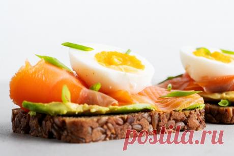 Бутерброды с красной рыбой и яйцом – простой и вкусный рецепт, как приготовить пошагово Бутерброды с красной рыбой и яйцом не слишком удобно брать с собой или готовить в дорогу. Да и рыба не хранится долго. Зато это идеальный сбалансированный завтрак. Достаточно дополнить его простейшим овощным салатом и чашкой ароматного кофе.
