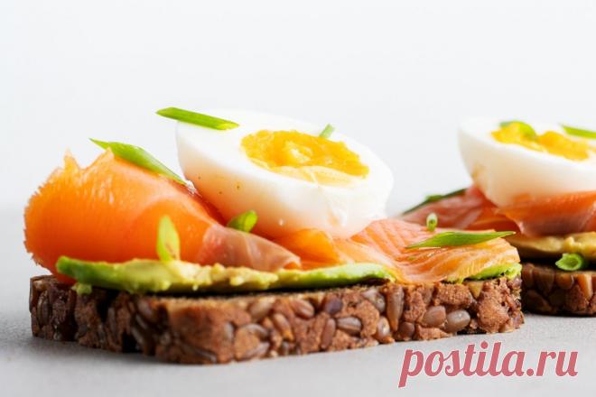 Бутерброды с красной рыбой и яйцом – простой и вкусный рецепт, как приготовить пошагово Бутерброды с красной рыбой и яйцом не слишком удобно брать с собой или готовить в дорогу. Да и рыба не хранится долго. Зато это идеальный сбалансированный завтрак. Достаточно дополнить его простейшим овощным салатом и чашкой ароматного кофе.