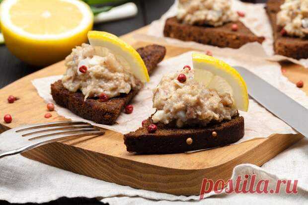 Форшмак — это одно из самых известных блюд еврейской кухни. Но кулинарные приоритеты тут вовсю оспариваются шведами и немцами. Не удивительно, ведь само слово «форшмак» произошло от немецкого «vorschmack», что в переводе означает закуска. © Depositphotos В Северной Европе закуску из рубленой сельди...