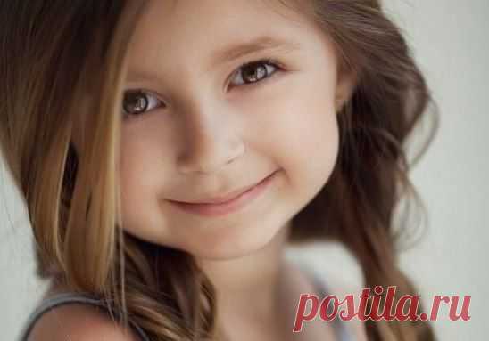 Самое прекрасное – смотреть в глаза человеку, который улыбается. У каждого глаза «улыбаются» по-своему. Но именно улыбающиеся глаза самые прекрасные.