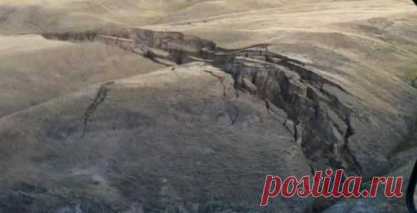 Гигантская трещина образовалась в земле в восточной части Йеллоустоунской кальдеры. | Естественные Науки против глупости, невежества и лжи