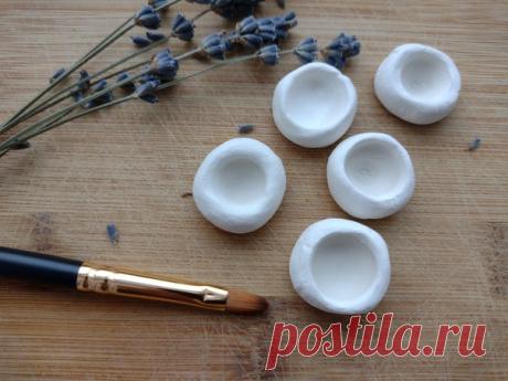 Маленькие, уютные, беленькие кюветки для акварели. Выполнены из глины, покрыты лаком. Обьем кюветки около 2 мл.
