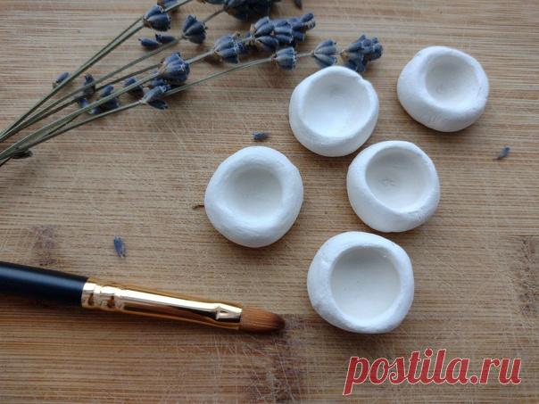 Маленькие, уютные, беленькие кюветки для акварели. Выполнены из глины, покрыты лаком. Обьем кюветки около 2 мл.