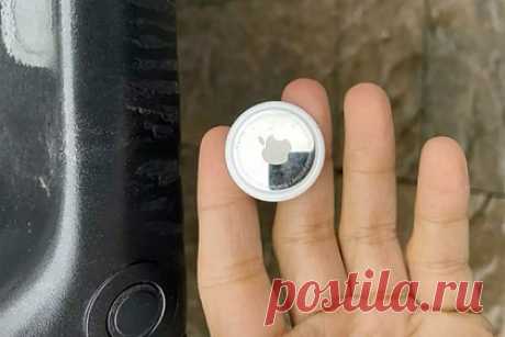 Беспроводные маячки Apple помогли угнать автомобили. Канадские угонщики начали использовать беспроводные маячки от Apple для кражи машин, говорится в отчете полиции. Злоумышленники прикрепляют устройства на авто и отслеживают его перемещение до гаража, а затем угоняют. Как правило, так воруют дорогие машины, которые преступники замечают на улицах.