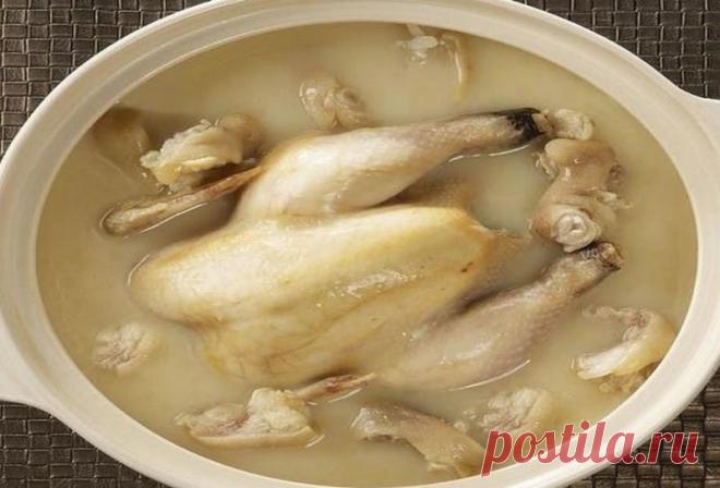 Как приготовить курицу, чтобы удалить гормоны и антибиотики 

Теперь можно кушать магазинную курицу и не волноваться, что в ней есть вредные вещества…
Когда-то давно курочка попадала к нам на стол прямо из бабушкиного птичьего двора.
Сегодня прилавки супермарк…