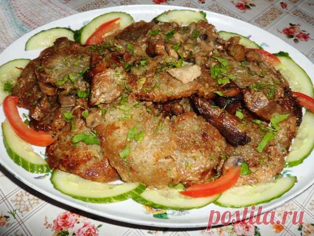Деруны с мясом и грибами , запеченные в горшочках 
=картофель —  10 сред клубней, 
-3о-36 штготовых дерунов,

лук  репчатый- 2 головки,

яйца — 2 штуки,

сметана — 2 стол. ложки,

чеснок -3 зуб,

соль, черный перец молотый -по вкусу,

масло растит для жарки,

=мясо любое не жирное, у меня свиное — 700- 800 граммов,
=Грибы любые , у меня шампиньоны -500 граммов, можно сухие,
=сметана 20-30% жирности — 250 мл,
=масло сливочное  - 2 стол. ложки, или то