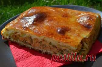 РЫБНЫЙ ПИРОГ НА СКОРУЮ РУКУ 
Пирог - просто палочка-выручалочка! 

Для приготовления необычайно вкусного и ароматного пирога с рыбой и картофелем необходимы следующие продукты: 
5 небольших картофелин; 
1 банка сайры или сардины в масле; 
150 г муки; 
1 стакан сметаны; 
1 стакан майонеза; 
3 яйца; 
1 луковица; 
½ ч. л. соли; 
½ ч. л. соды. 

В миске соедините муку, яйца, сметану, майонез и соду. Посолите. Тесто должно напоминать по консистенции густую сметану. 

Для начинк...