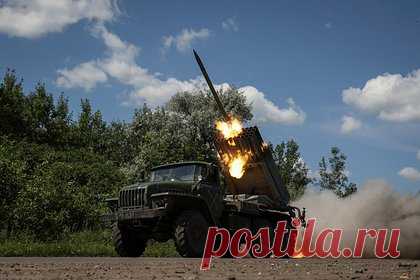 Прямое попадание снаряда разрушило жилой дом в российском регионе. Белгородская область попала под обстрел Вооруженных сил Украины (ВСУ), один из снарядов попал в частный жилой дом. Об этом заявил губернатор российского приграничного региона Вячеслав Гладков. По его словам, атаке со стороны Украины подверглось село Вязовое Краснояружского района.