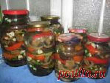 Баклажаны с грибами, болгарским перцем, чесноком и укропом.