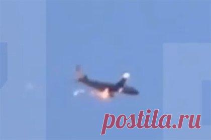 Очевидец рассказал о пролетавшем над Улан-Удэ охваченном пламенем самолете. Очевидец рассказал об охваченном пламенем самолете, который пролетал над Улан-Удэ в Бурятии, сбрасывая топливо. По словам россиянина Андрея Молчанова, он услышал громкий хлопок, когда заметил из окна грузовой Ту-204 в небе. Это было около 8:00 утра по местному времени (3:00 мск).